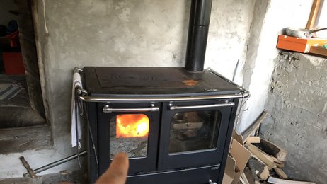 Ofen in Nolezzino romantischer Holzofen mit Sichtfenster zum Feuer